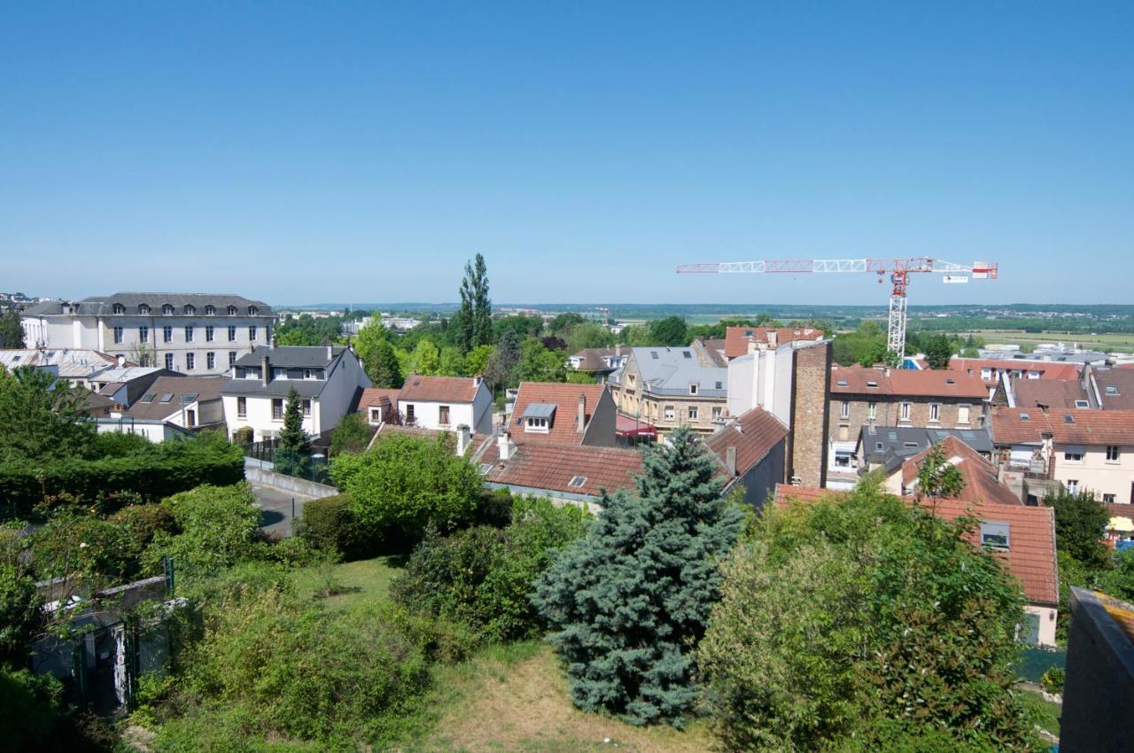 Apartment Versailles Cyr L'ecole - Gare Sncf A 100m Et Parking Prive Saint-Cyr-l'Ecole